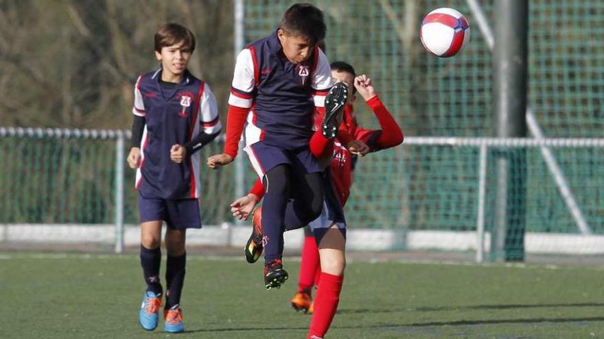 Los jugadores muestran grandes capacidades futbolísticas durante los encuentros. // Adrián Irago