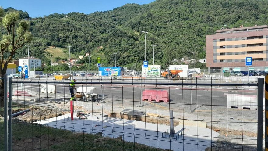 La mejora en las paradas del bus de Laviana con dos grandes marquesinas, para final del verano