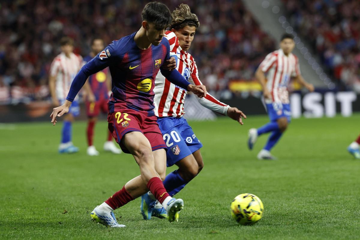 El migcampista berguedà del Barça, Marc Bernal, en una disputa amb Giuliano Simeone, de l’Atlètic de Madrid
