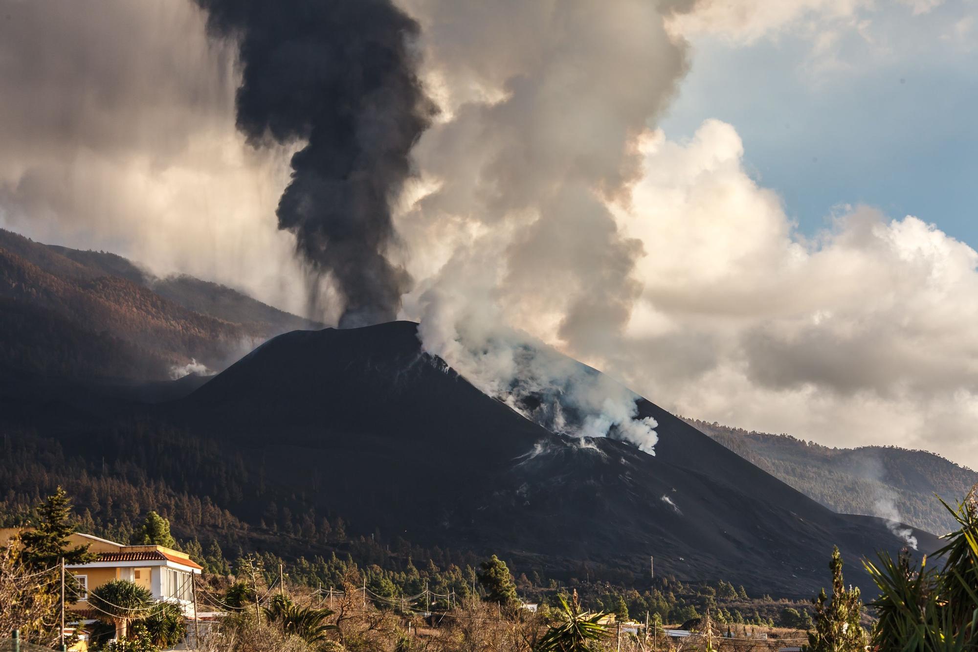 El volcán de La Palma expulsando humo y cenizas