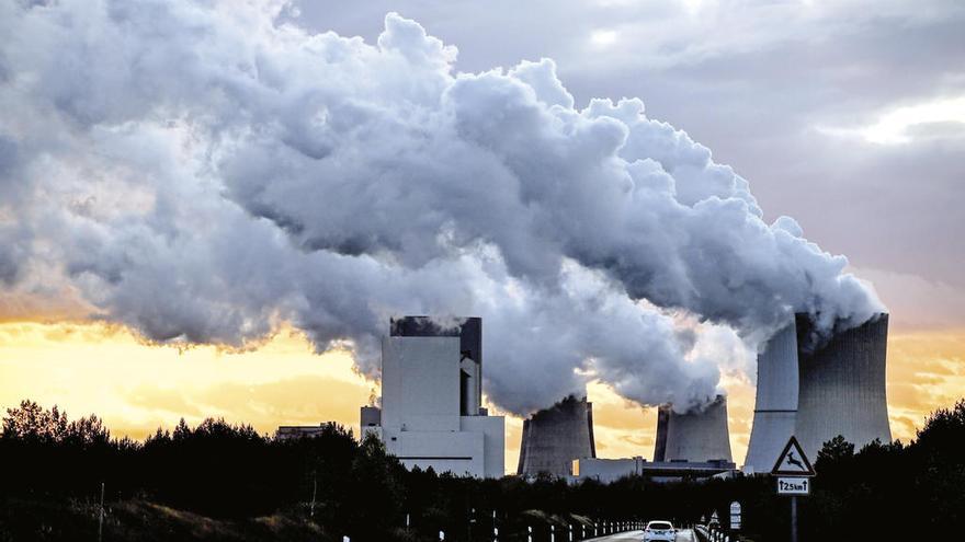 El vapor de agua emana de varias chimeneas en una planta de Boxberg, en Alemania. // F.S.