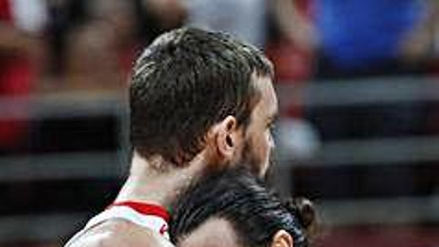 Marc Gasol i Ricky Rubio, abraçats.