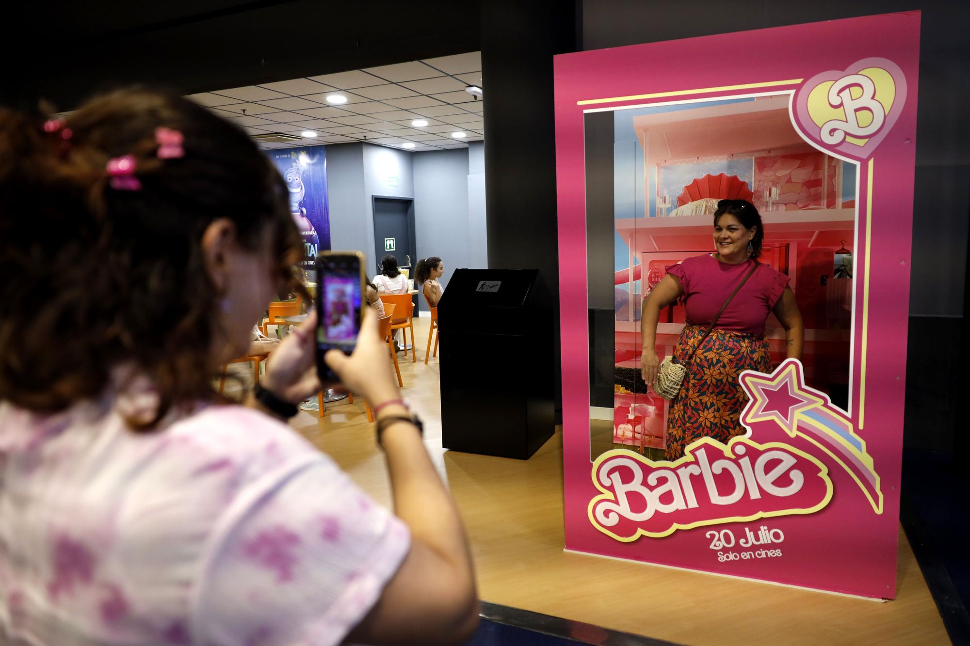 Marea rosa en los cines zaragozanos para ver 'Barbie'