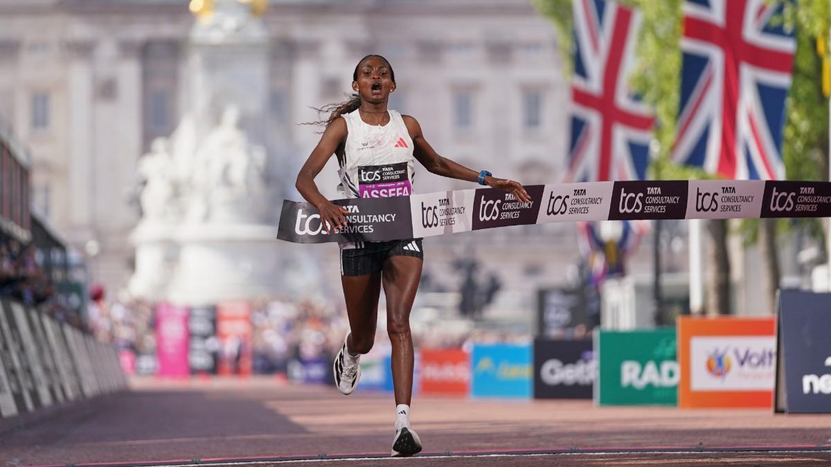 Tigst Assefa, con el Palacio de Buckingham a su espalda