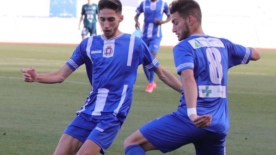 Dos jugadores del Lorca Deportiva. | PASCUAL AGUILERA