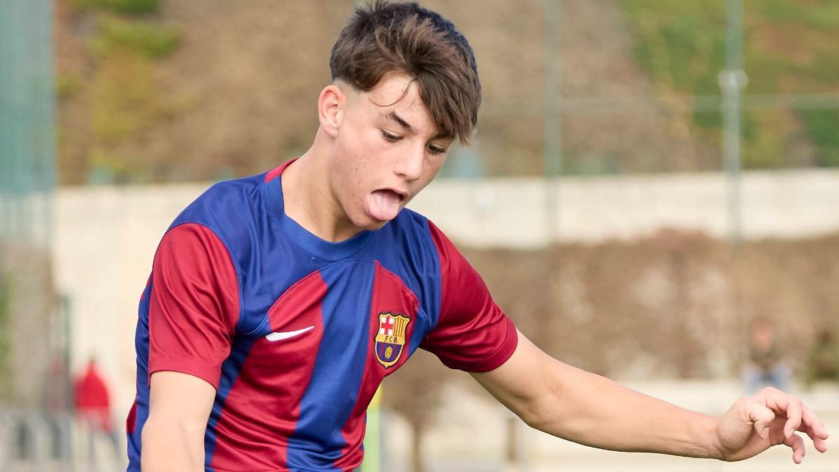 Un gesto curioso del central del Cadete B del Barça Raúl Expósito