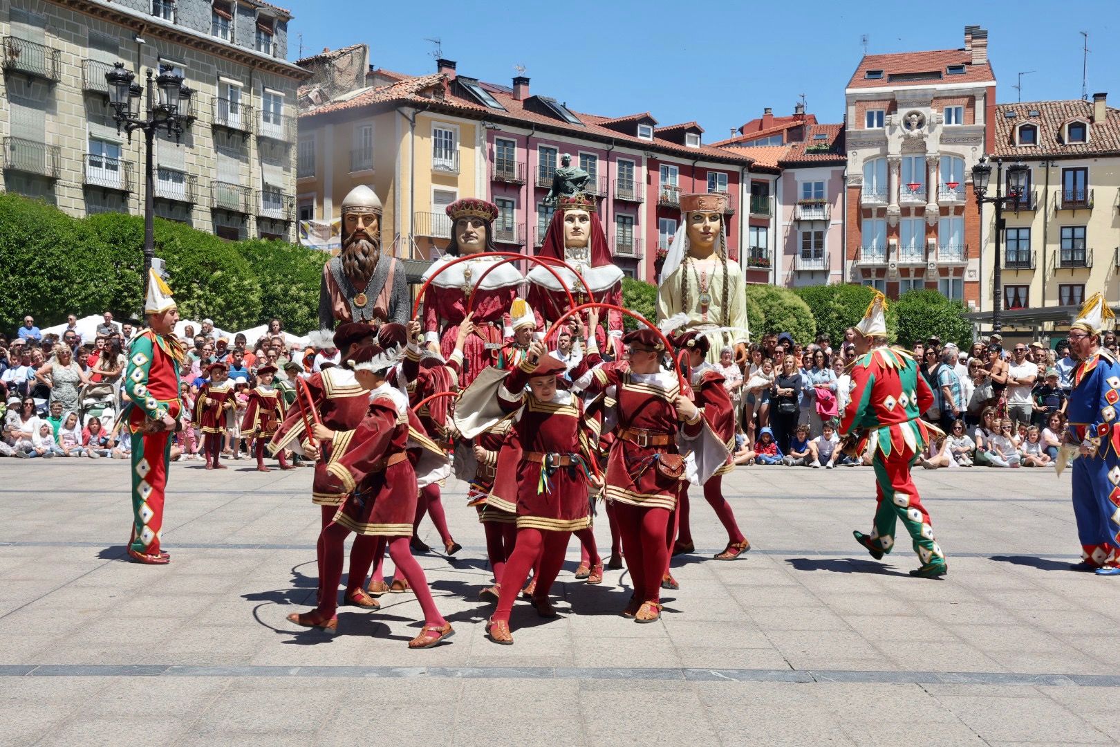 Danzantes y Gigantillos de Burgos para Carmen, Nerea y la corte mayor