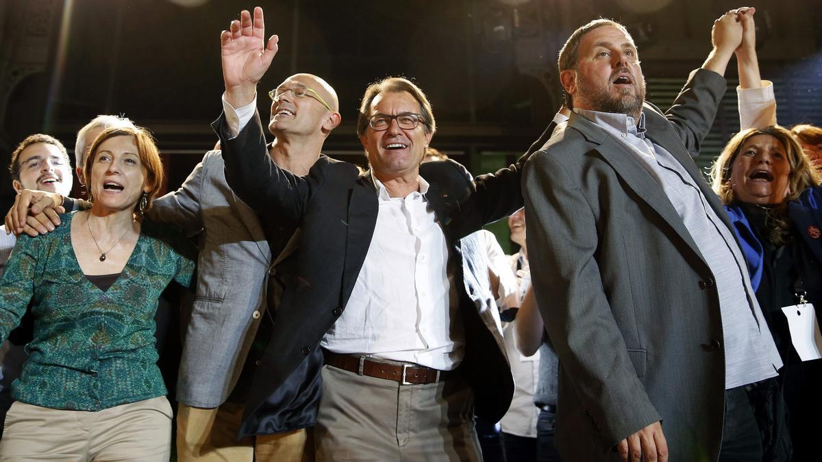 Carme Forcadell, Raül Romeva, Artur Mas y Oriol Junqueras, la noche de la victoria electoral de Junts pel Sí, el 27 de septiembre de 2015