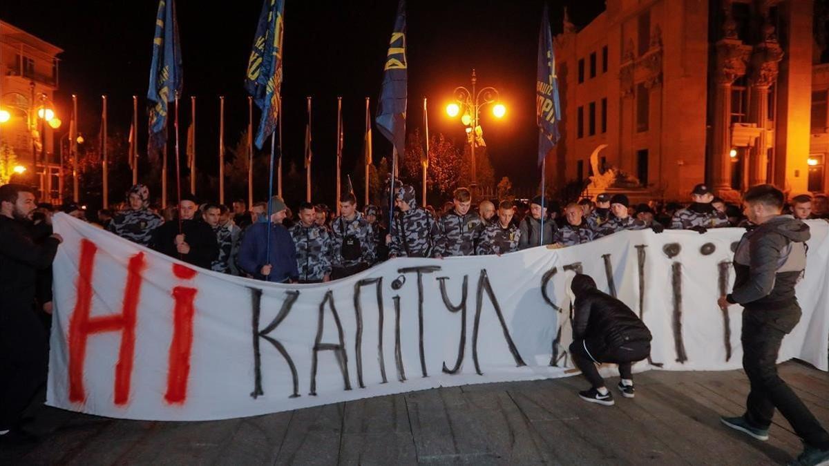 Nacionalistas ucranianos protestan contra la firma del acuerdo de Moscú y Kiev sobre el Donbás, este martes.