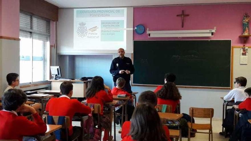 Charla de los policías nacionales a los alumnos. // Comisaría