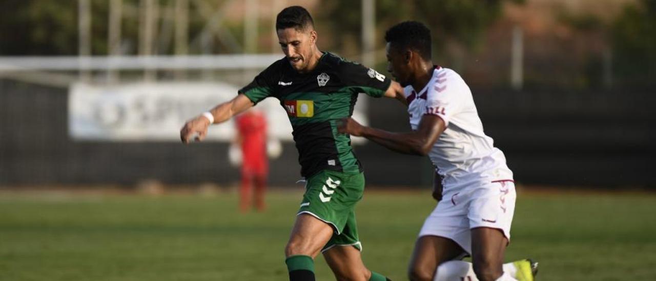 Fidel conduce la pelota durante el partido disputado ayer por el Elche en La Manga Club frente al Albacete.