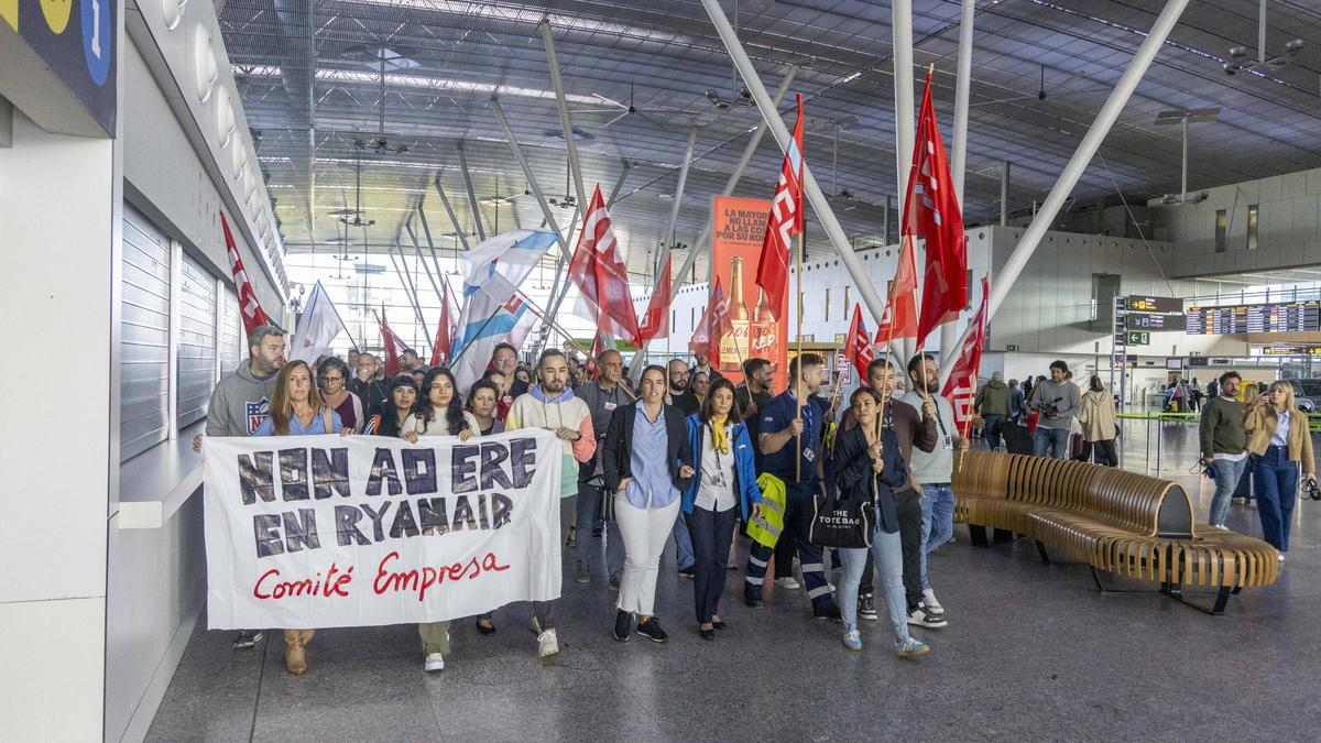 Msanifestación de trabajadores de Ryanair contra el ERE en Lavacolla.