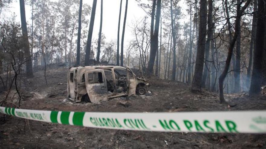 Levantamiento de los cadáveres de las primeras víctimas de los incendios en Galicia