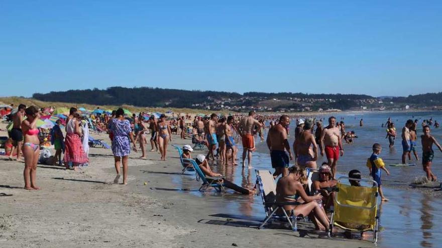 La playa grovense de A Lanzada volvió a llenarse ayer. // Muñiz