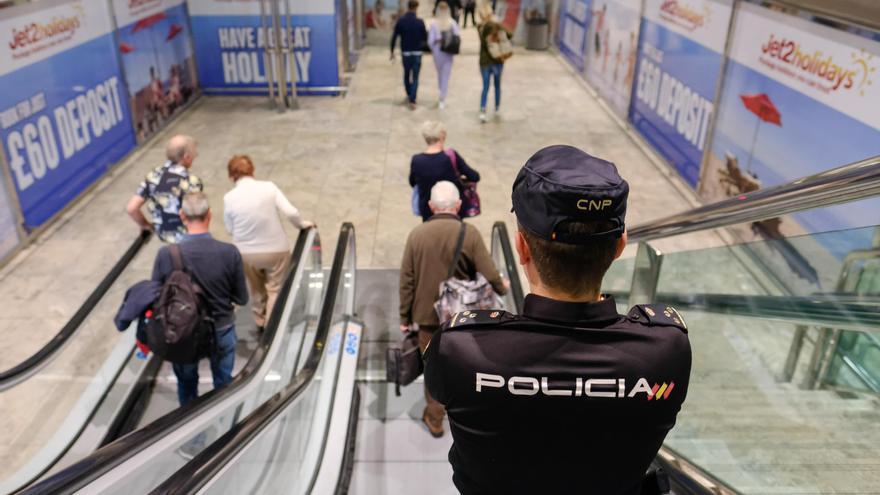 AEROPUERTO | La Policía caza a un albanés con documentos de un italiano camino de Irlanda