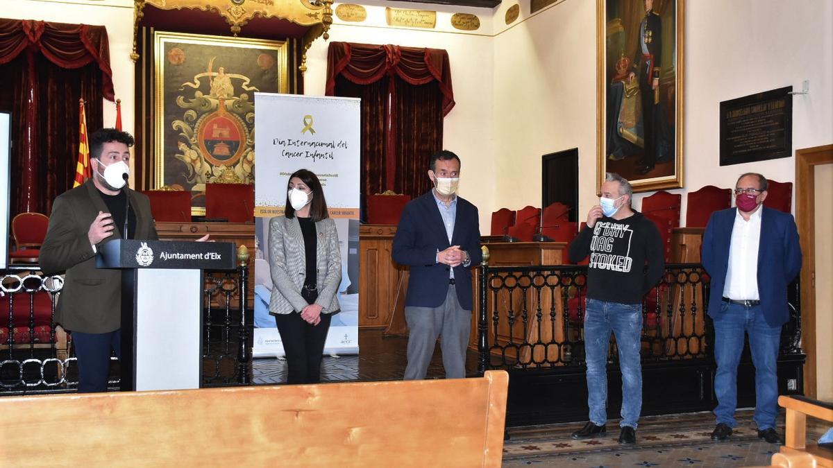 Un momento de la lectura del manifiesto en el Ayuntamiento de Elche el día de lucha contra el cáncer infantil