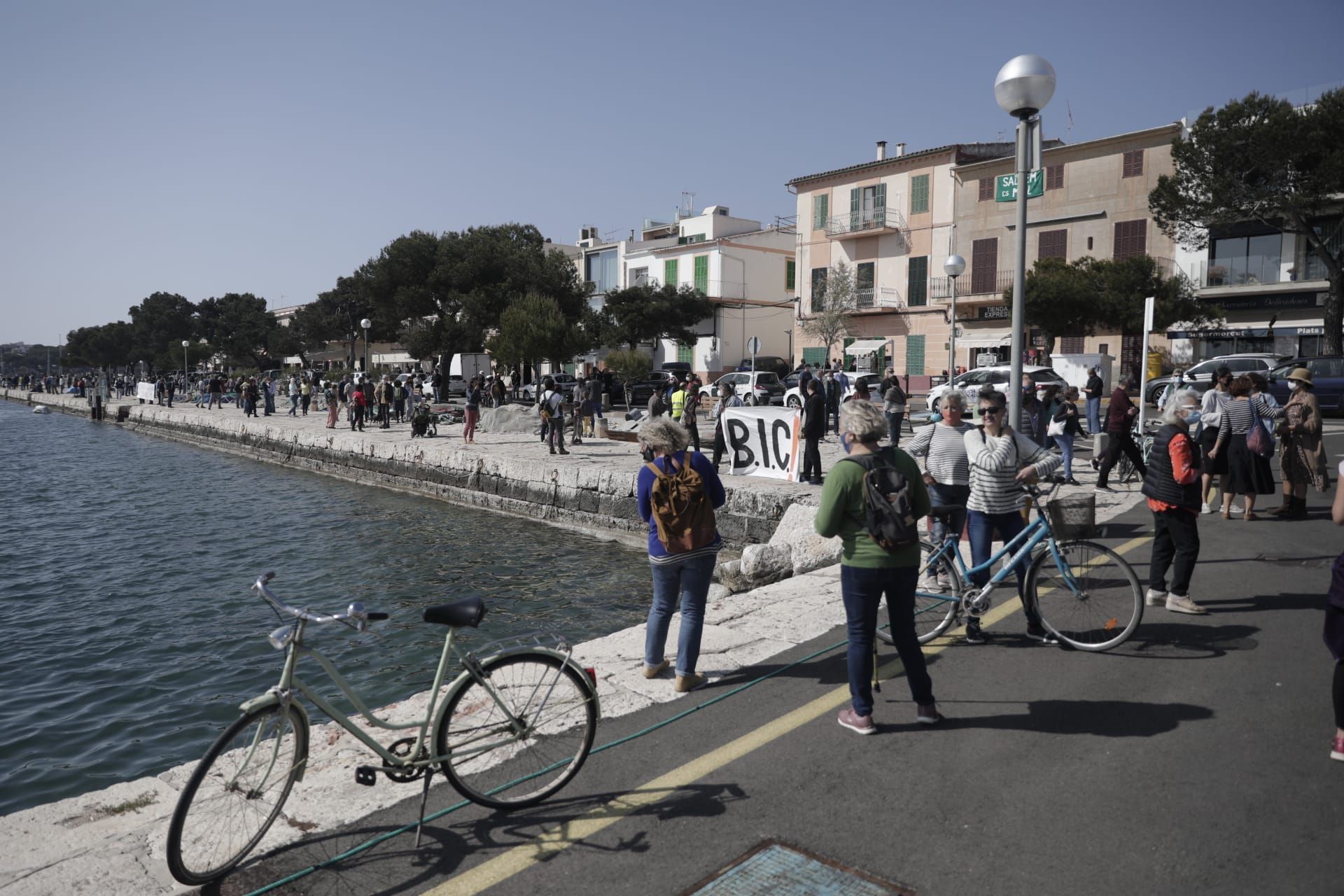 Centenares de personas forman la cadena humana para salvar el Moll de Portocolom