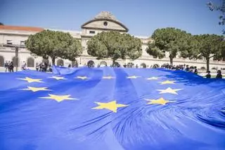 Despliegan una bandera por el Día de Europa