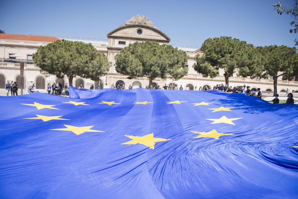 Despliegan una bandera por el Día de Europa