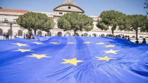 Despliegan una bandera por el Día de Europa
