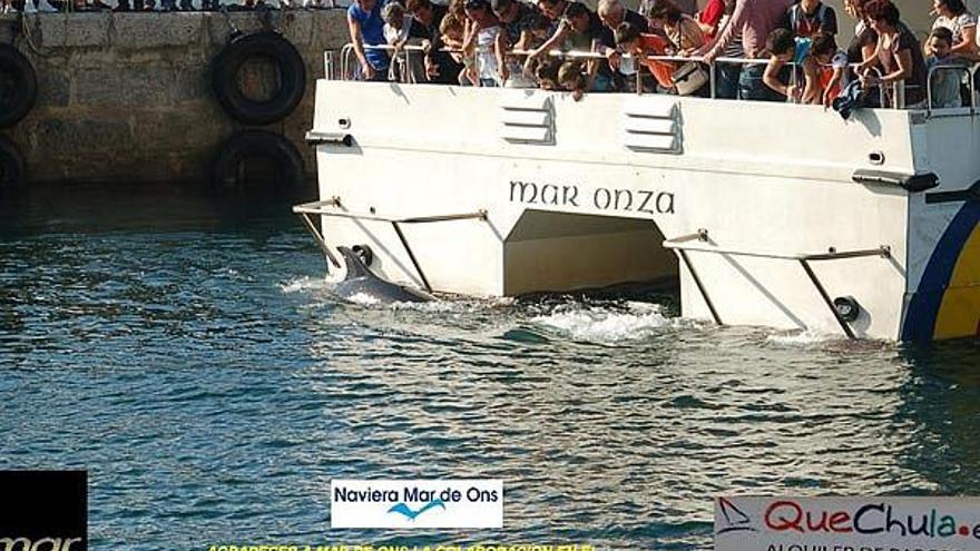 Pasajeros del transporte de ría observan, atónitos, los movimientos de &quot;Gaspar&quot; cerca del barco.