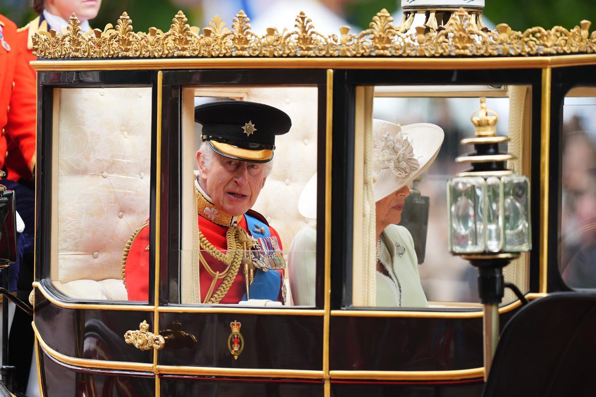 15 June 2024, United Kingdom, London: Britains King Charles III and Queen Camilla travel along The Mall to the Trooping the Colour ceremony at Horse Guards Parade, central London, to celebrate King Charles III official birthday. Photo: James Manning/PA Wire/dpa 15/06/2024 ONLY FOR USE IN SPAIN / James Manning/PA Wire/dpa;Human Interest;Trooping the Colour## PA2024;royal;Trooping;royalty;Britains Kings Birthday Parade;