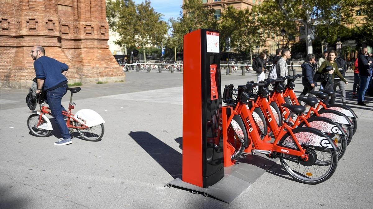 Una estación del nuevo Bicing frente al Arc de Triomf.