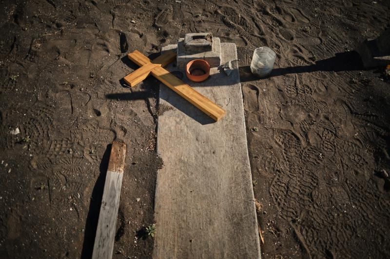 Cruces nuevas en el cementerio viejo de San Andrés