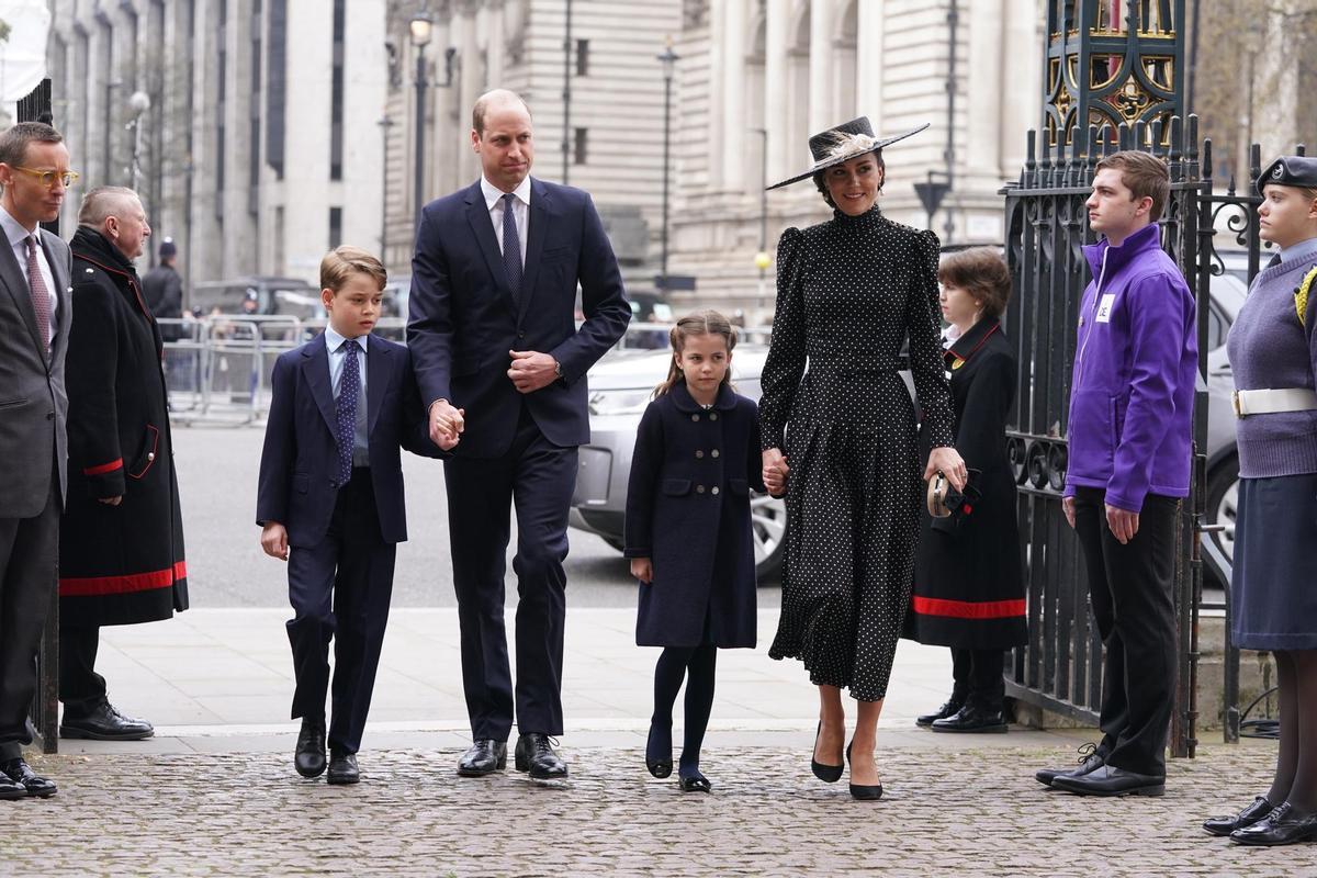 Isabel II reaparece en la misa en honor al Duque de Edimburgo