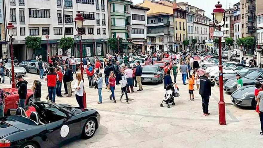 Los coches, ayer, en Villaviciosa.