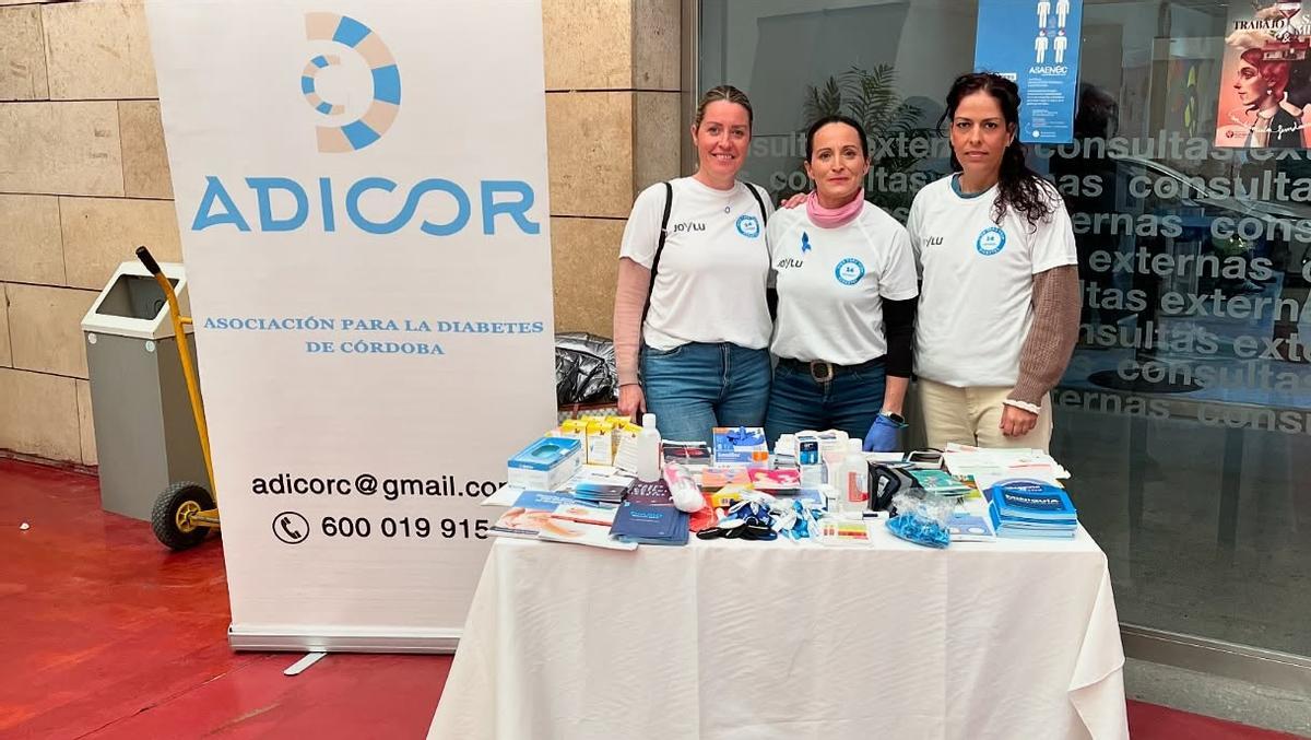 Mesa informativa de Adicor instalada el pasado año en el hospital Reina Sofía.