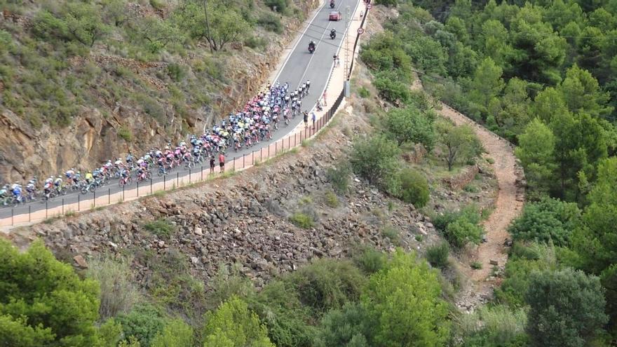 El pelotón llegando a la Vall d’Uixó desde la Pujada dels Claus en la quinta etapa de La Vuelta.