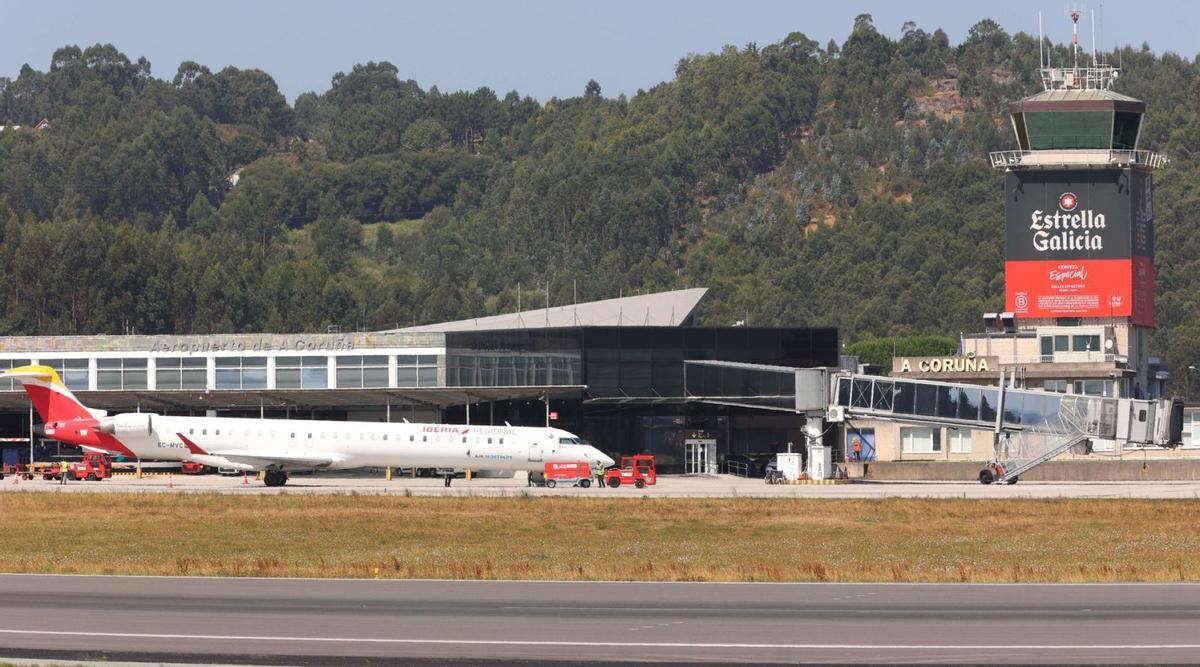 Un avión de Iberia en la pista de Alvedro.