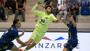 El central del Barça Petar Cikusa (c) se dispone a lanzar entre dos jugadores del Bidasoa, durante la semifinal de la Copa de España.
