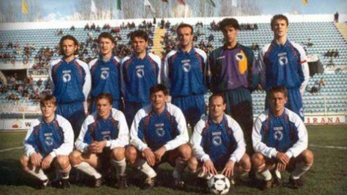 Bosnia y Herzegovina, antes de jugar su primer partido contra Albania, en 1995