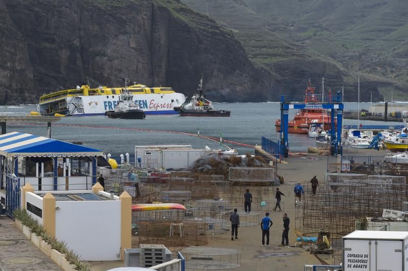 Pleamar en Agaete para remolcar el ferry