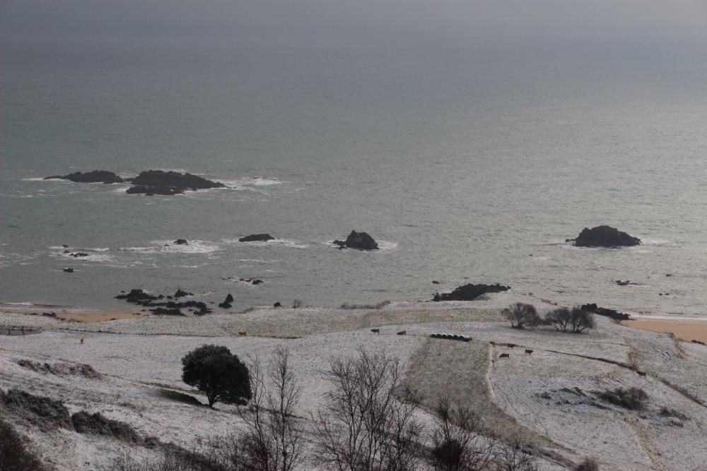 Llanes, de postal bajo el manto blanco: costa de Barru y Niembru