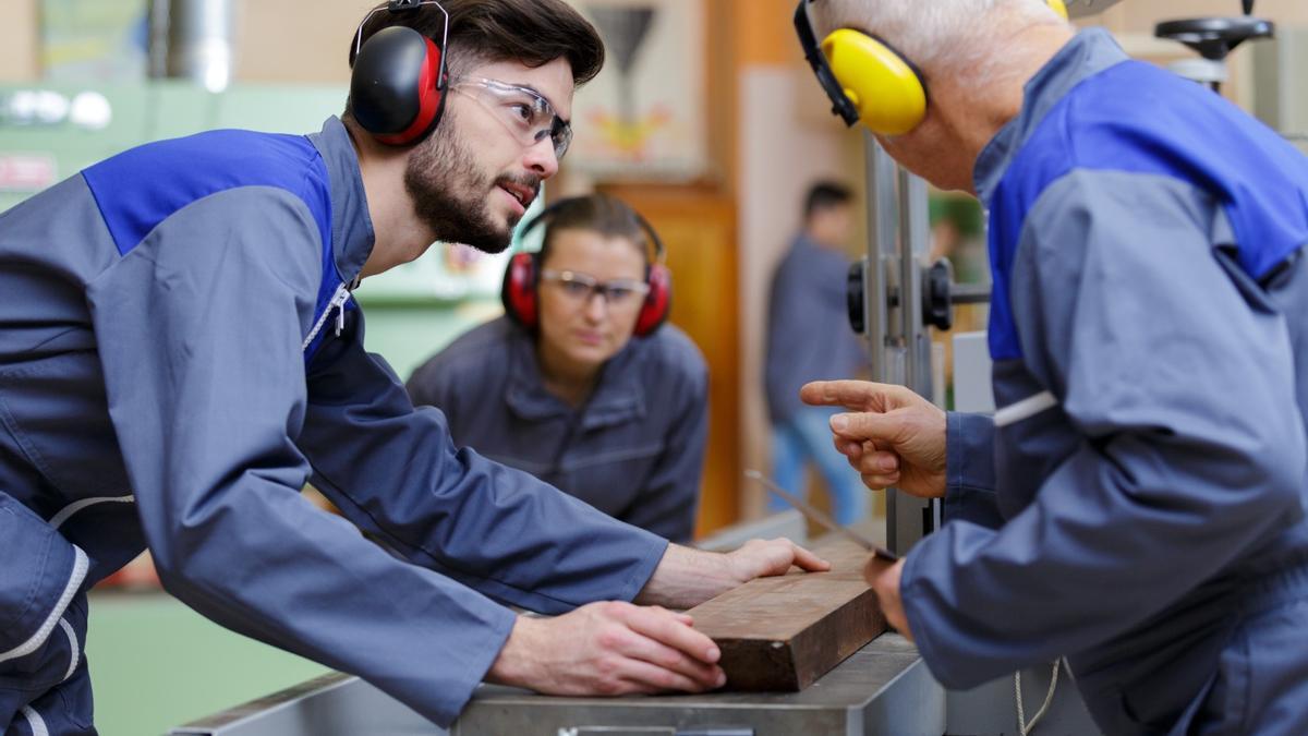 La Generalitat de Catalunya ofrece más de 200 certificados profesionales de 26 familias diferentes para capacitarse y especializarse en una profesión. Los certificados profesionales son una oferta formativa de calidad, que se cursa en grupos reducidos e incluye un período de prácticas en la empresa. Se trata de formaciones cortas, mayoritariamente de entre 200 y 600 horas. Además, son una titulación oficial que tiene validez en todo el territorio español y europeo.  Cada certificado profesional acredita una cualificación profesional del Catálogo Nacional de Cualificaciones Profesionales. Por lo tanto, permite a las personas adquirir las competencias profesionales necesarias para desarrollar de forma cualificada diversos puestos de trabajo, dando respuesta a la demanda del mundo laboral. La superación de un certificado profesional garantiza que se han alcanzado los conocimientos, habilidades y aptitudes necesarios para desarrollar una actividad laboral de acuerdo con las exigencias del mundo del trabajo.  Formación modular y flexible Los certificados profesionales se estructuran en módulos. Por este motivo, son formaciones flexibles y acumulables, que permiten también el acceso a ciclos formativos. Se pueden cursar a lo largo de todo el año a través de los centros propios del SOC (los CIFO), entidades colaboradoras del Sistema FPCAT, así como en centros de formación profesional del Departamento de Educación.  Además de obtener un certificado profesional una vez superada la formación, también se pueden obtener las cualificaciones a través de la acreditación de competencias profesionales. Se trata de un procedimiento para evaluar y acreditar las competencias adquiridas a raíz de la experiencia profesional o bien la formación no formal, es decir, aquella que no aporta una certificación con valor oficial.  code HTML LIBRE                 Imprescindible en algunas profesiones Para el ejercicio profesional de algunas ocupaciones en determinados sectores, como por ejemplo, el sector de la atención a la dependencia, del deporte, de la aplicación de biocidas, o de las instalaciones industriales, es imprescindible la obtención previa del documento que certifica la competencia profesional de la persona trabajadora.  Esta documentación puede ser un certificado profesional, un título de formación profesional, o bien otros tipos de carnés profesionales que acrediten la cualificación profesional.  Formación profesional Los certificados profesionales se incluyen en el marco del Sistema FPCAT. La formación profesional es una formación flexible, que se adapta al mercado laboral y a las necesidades de las personas. Es modular, porque cada persona puede confeccionar su propio itinerario de formación; y acumulable, ya que la formación que se alcanza se puede ir sumando para obtener una certificación oficial.  Por lo tanto, forman parte de la oferta FPCAT 365, que se engloba en una ventana única, en el portal fp.gencat.cat, donde se encuentra toda la información sobre la formación profesional.