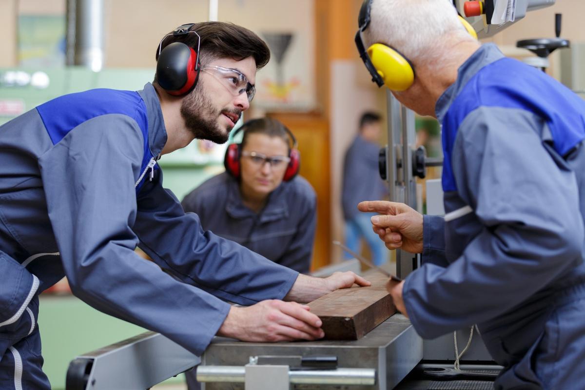 La Generalitat de Catalunya ofrece más de 200 certificados profesionales de 26 familias diferentes para capacitarse y especializarse en una profesión. Los certificados profesionales son una oferta formativa de calidad, que se cursa en grupos reducidos e incluye un período de prácticas en la empresa. Se trata de formaciones cortas, mayoritariamente de entre 200 y 600 horas. Además, son una titulación oficial que tiene validez en todo el territorio español y europeo.  Cada certificado profesional acredita una cualificación profesional del Catálogo Nacional de Cualificaciones Profesionales. Por lo tanto, permite a las personas adquirir las competencias profesionales necesarias para desarrollar de forma cualificada diversos puestos de trabajo, dando respuesta a la demanda del mundo laboral. La superación de un certificado profesional garantiza que se han alcanzado los conocimientos, habilidades y aptitudes necesarios para desarrollar una actividad laboral de acuerdo con las exigencias del mundo del trabajo.  Formación modular y flexible Los certificados profesionales se estructuran en módulos. Por este motivo, son formaciones flexibles y acumulables, que permiten también el acceso a ciclos formativos. Se pueden cursar a lo largo de todo el año a través de los centros propios del SOC (los CIFO), entidades colaboradoras del Sistema FPCAT, así como en centros de formación profesional del Departamento de Educación.  Además de obtener un certificado profesional una vez superada la formación, también se pueden obtener las cualificaciones a través de la acreditación de competencias profesionales. Se trata de un procedimiento para evaluar y acreditar las competencias adquiridas a raíz de la experiencia profesional o bien la formación no formal, es decir, aquella que no aporta una certificación con valor oficial.  code HTML LIBRE                 Imprescindible en algunas profesiones Para el ejercicio profesional de algunas ocupaciones en determinados sectores, como por ejemplo, el sector de la atención a la dependencia, del deporte, de la aplicación de biocidas, o de las instalaciones industriales, es imprescindible la obtención previa del documento que certifica la competencia profesional de la persona trabajadora.  Esta documentación puede ser un certificado profesional, un título de formación profesional, o bien otros tipos de carnés profesionales que acrediten la cualificación profesional.  Formación profesional Los certificados profesionales se incluyen en el marco del Sistema FPCAT. La formación profesional es una formación flexible, que se adapta al mercado laboral y a las necesidades de las personas. Es modular, porque cada persona puede confeccionar su propio itinerario de formación; y acumulable, ya que la formación que se alcanza se puede ir sumando para obtener una certificación oficial.  Por lo tanto, forman parte de la oferta FPCAT 365, que se engloba en una ventana única, en el portal fp.gencat.cat, donde se encuentra toda la información sobre la formación profesional.