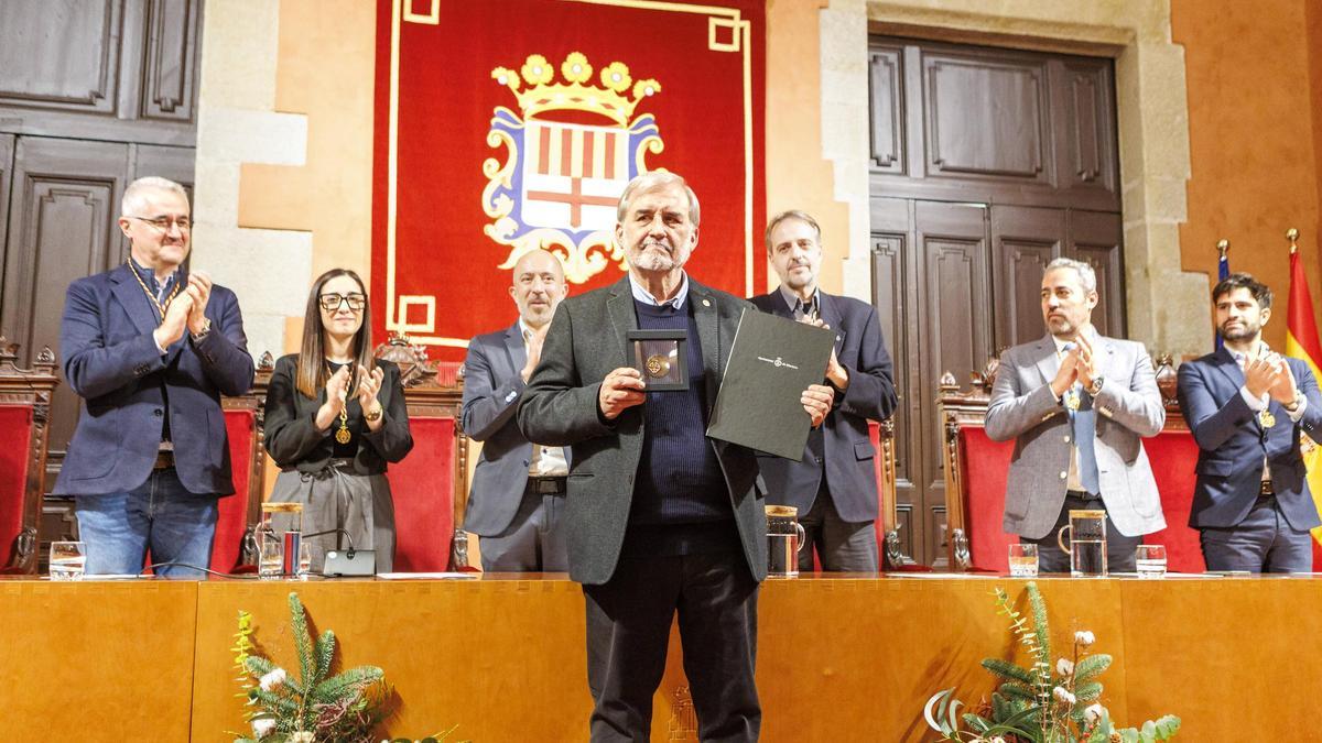 Joan Morros amb la Medalla de la Ciutat al Mèrit Cultural