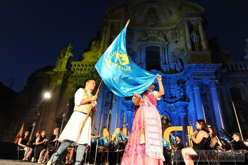 La Antorcha de la Amistad y el Moneo brillan en colores con motivo de este Festival Internacional de Folclore