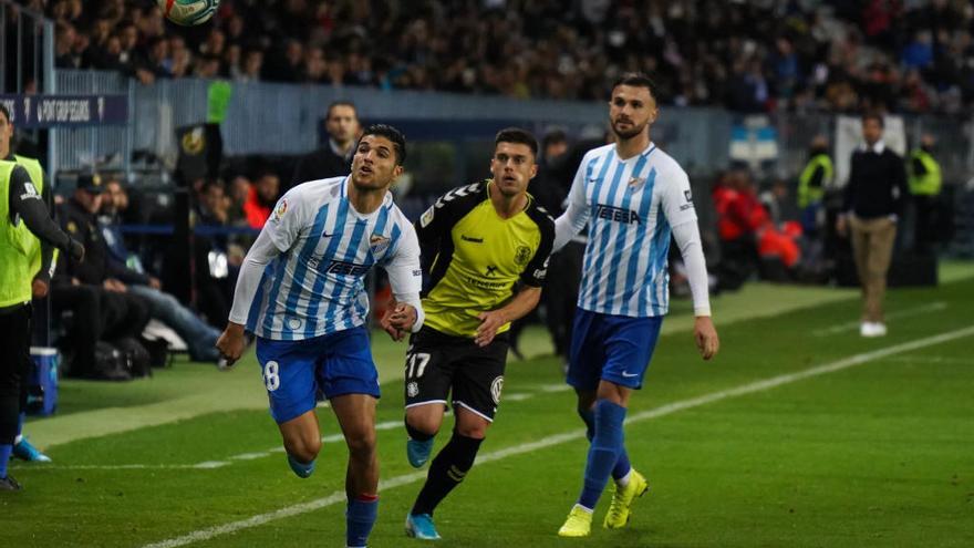 Antoñín persigue un balón durante el encuentro del viernes frente al Tenerife en La Rosaleda.