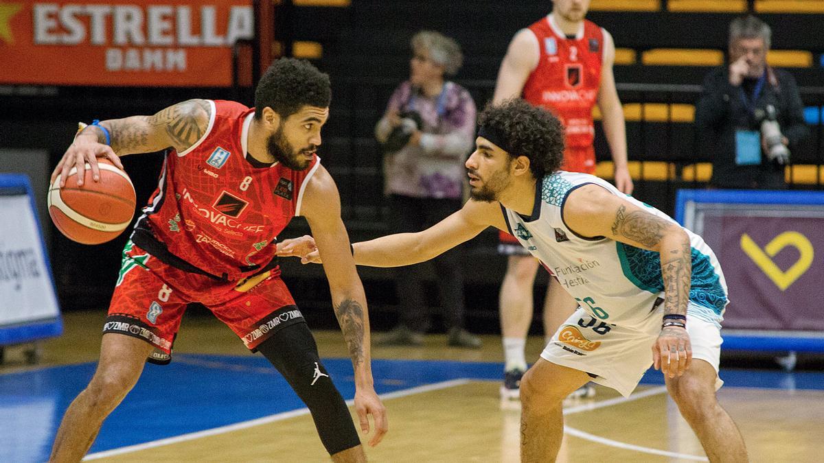 Un momento del encuentro de play-off