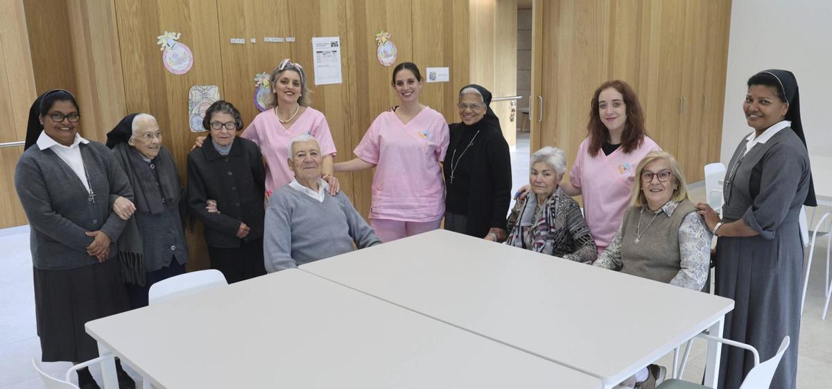 Las cinco religiosas que mantienen la congregación en Borreiros, con usuarios y trabajadoras del nuevo centro de día.