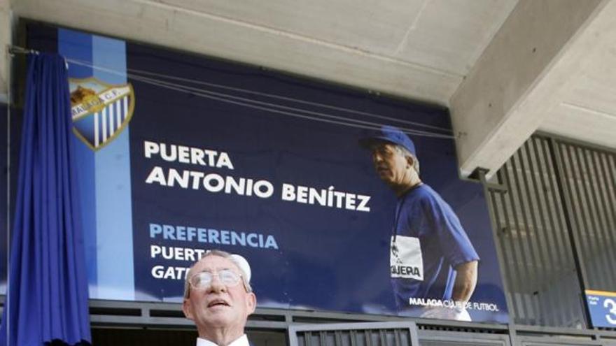 Benítez contempla con orgullo y sorpresa la cantidad de gente que asistió al acto de inauguración de la Puerta 0 de Martiricos con su nombre.