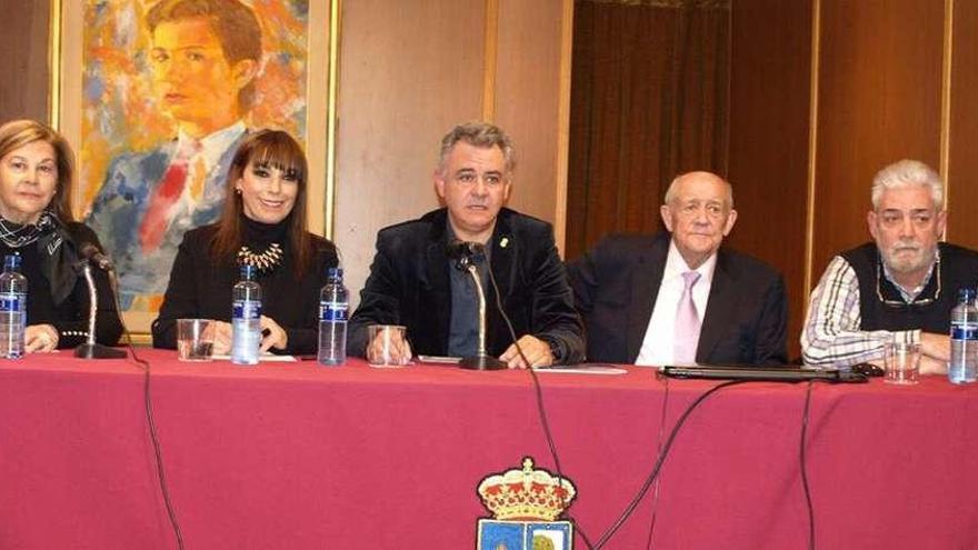 María Teresa Álvarez, Tina Gutiérrez, Valentín Martínez-Otero Pérez, José Antonio Olivar y Armando Ramírez, productor del disco &quot;Misa en honor a la Virgen de Covadonga&quot;, en la presentación en el Centro Asturiano de Madrid.