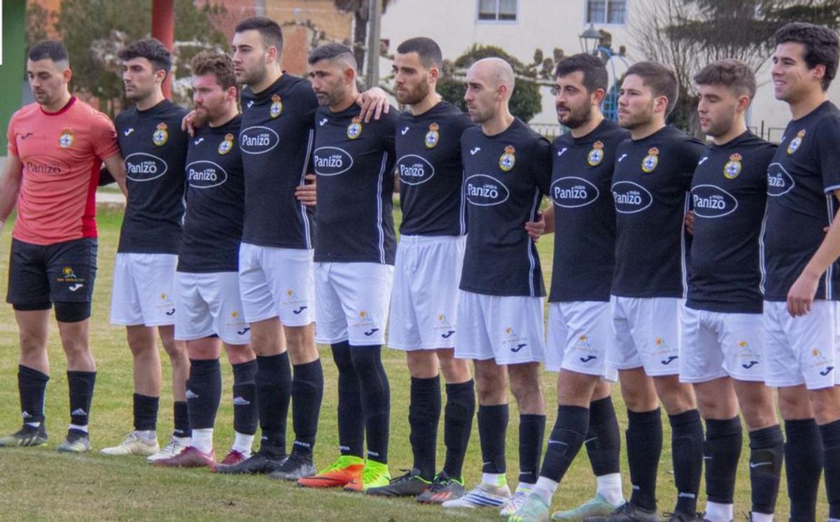 Los jugadores del Santa Croya guardan un minuto de silencio. | Cedida