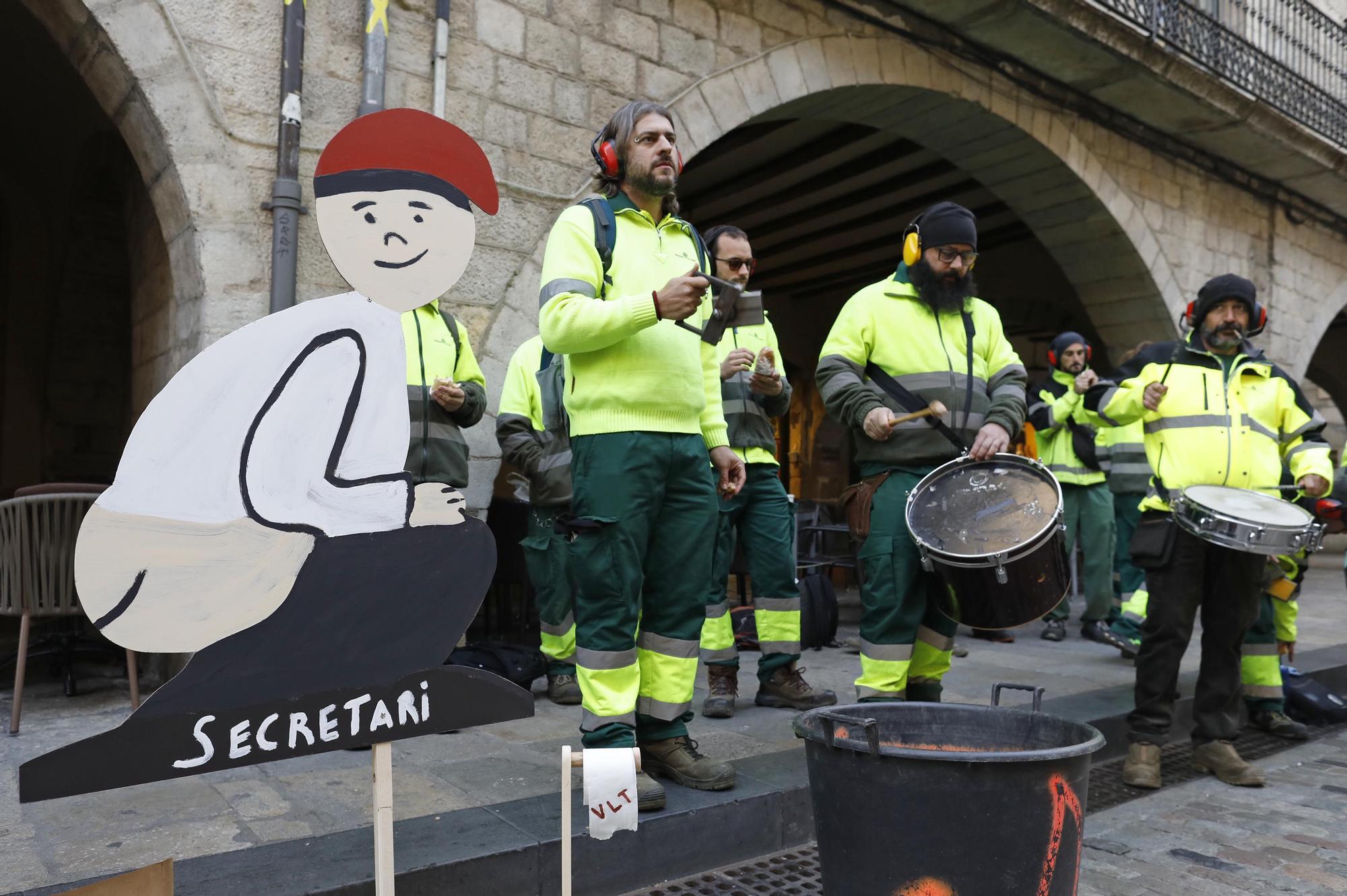 "Madrenas, caga les peles": Treballadors porten un tió a l'Ajuntament de Girona per reclamar els augments acordats