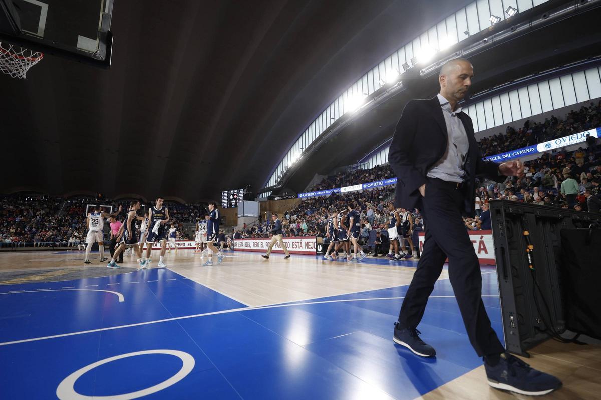 EN IMÁGENES: casi 5.000 personas asisten en el Palacio de los Deportes al fin de la racha de siete victorias del Alimerka Oveido en un partido