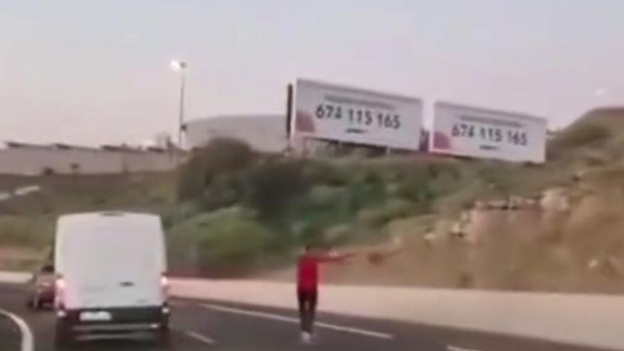 Nueva locura en las carreteras de Tenerife: circula con un monopatín por la autovía